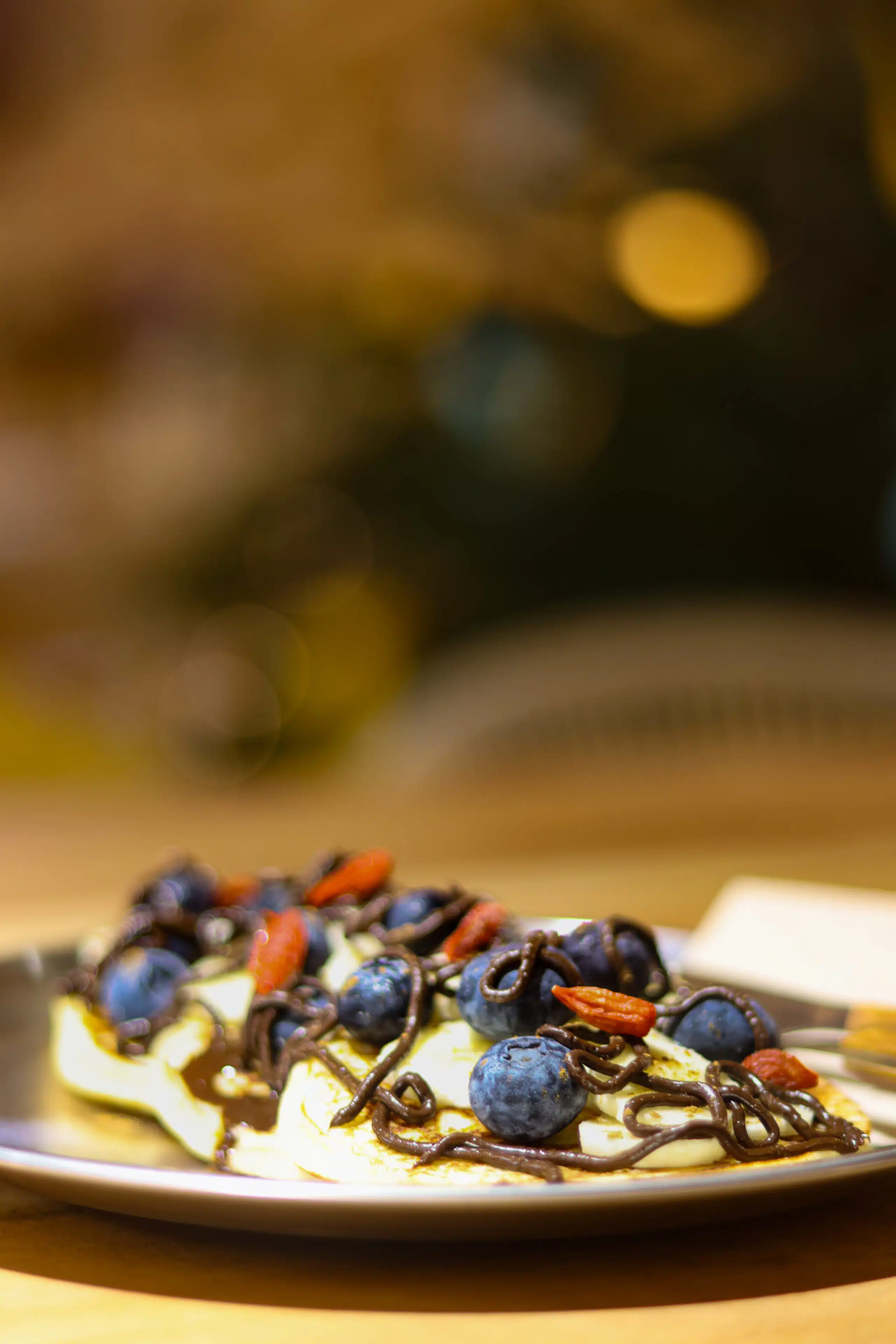 Tortitas con arándanos y chocolate en plato. allgood house