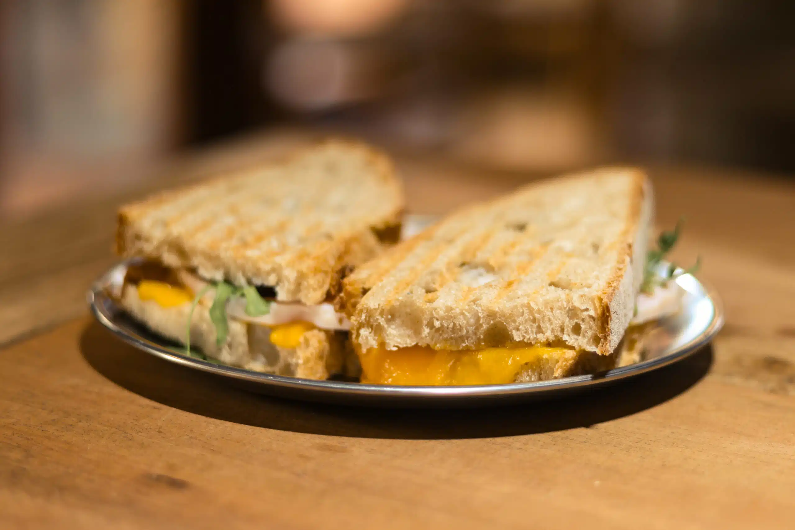 Sándwich tostado de queso y verduras allgood house