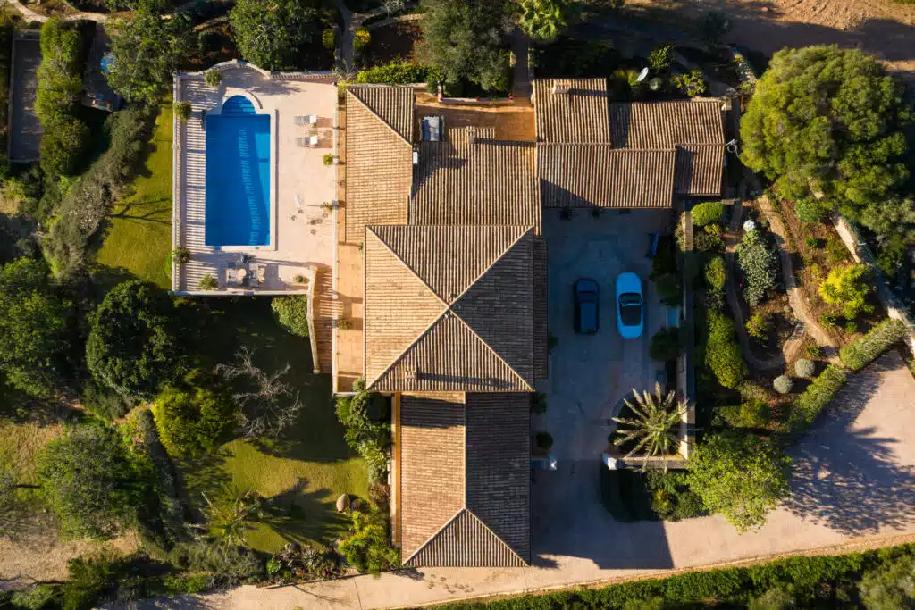 Vídeo con dron de vivienda con piscina para inmobiliarias en la Costa Blanca