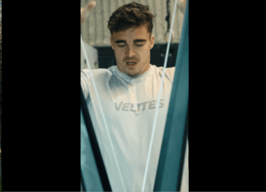 Persona entrenando con cuerdas en gimnasio.