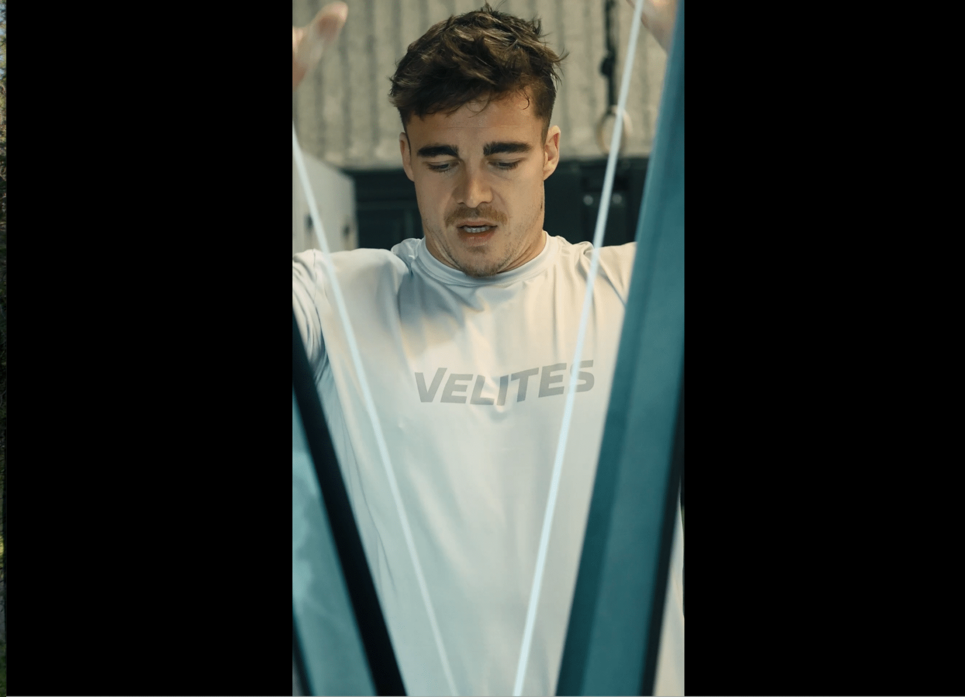 Persona entrenando con cuerdas en gimnasio.