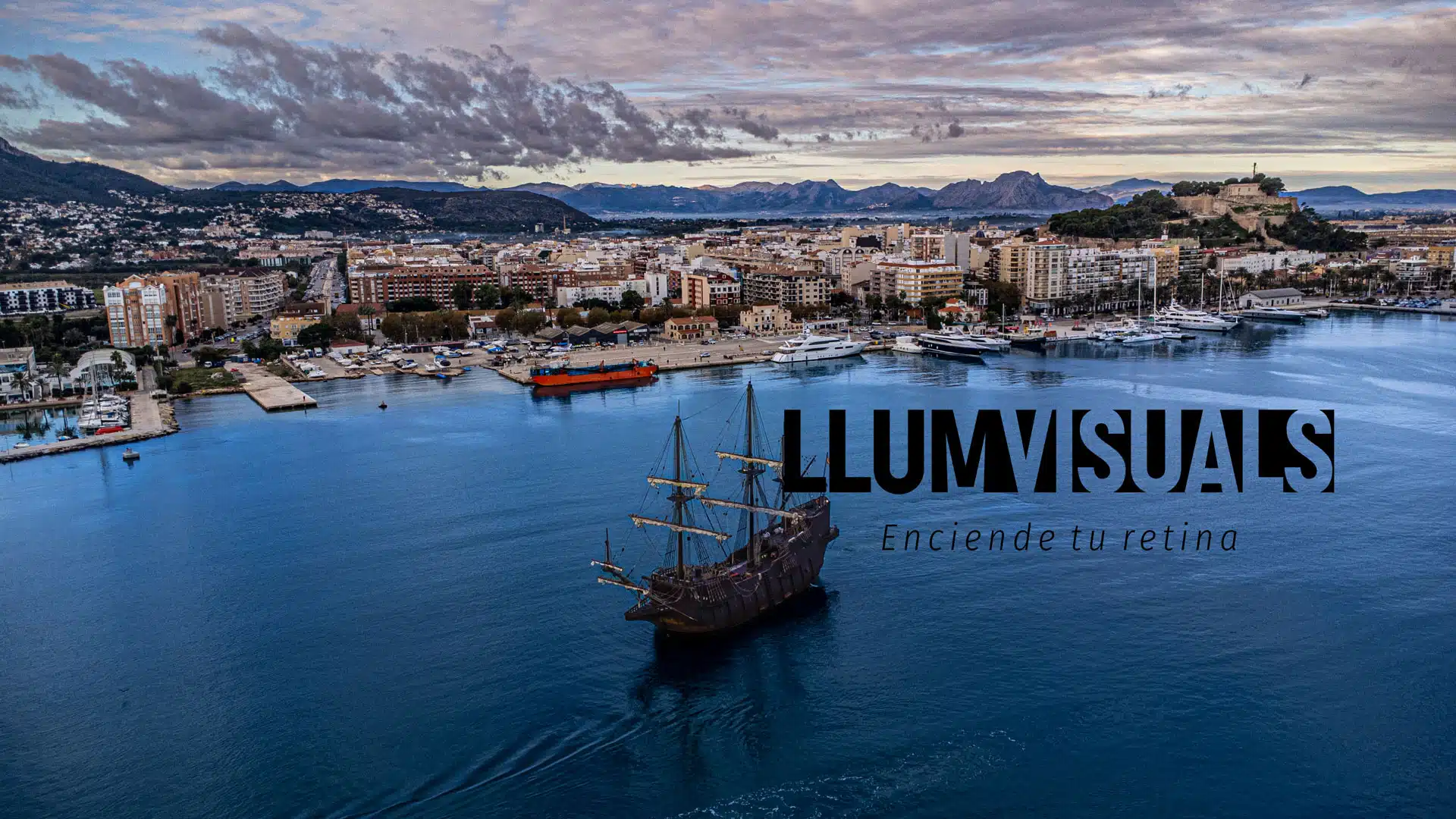 Puerto con barco antiguo y denia